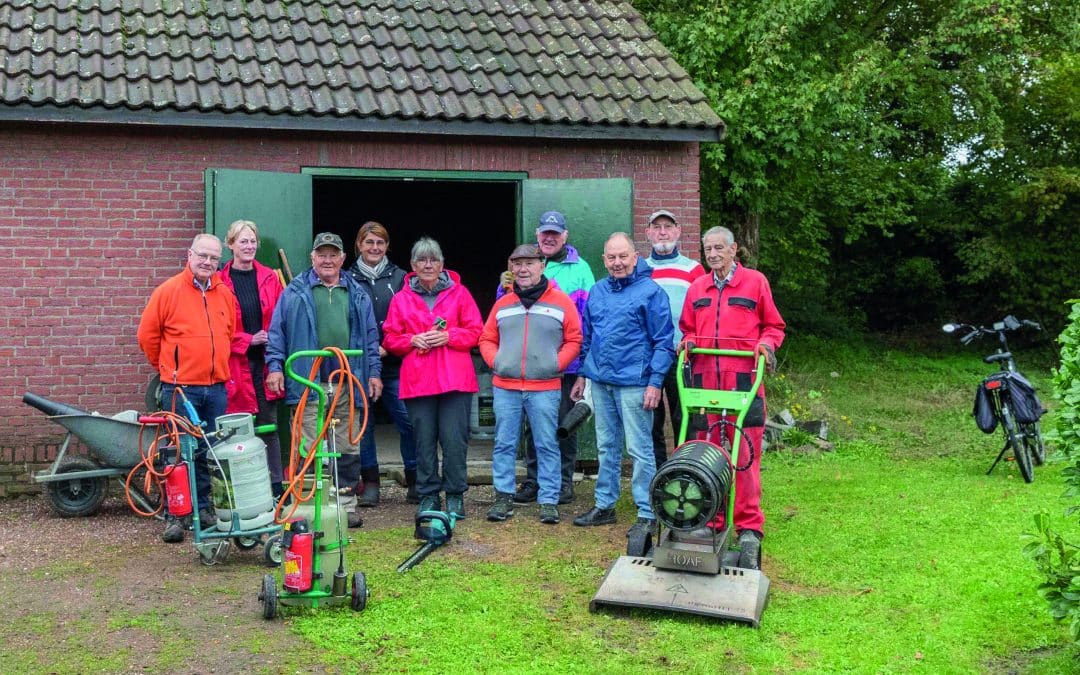 Schoonmaakactie kerkhof door vrijwilligers