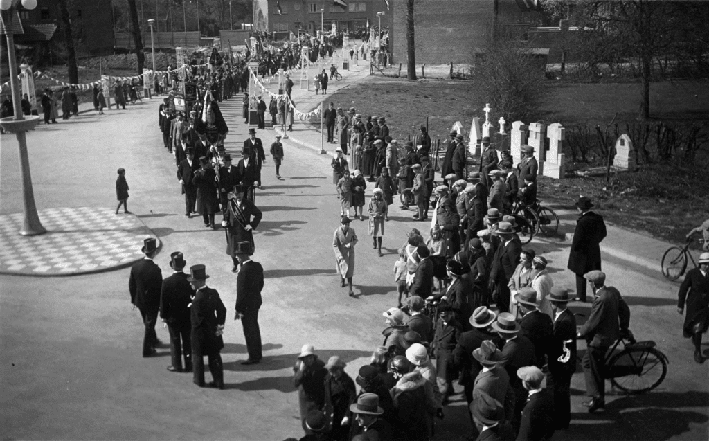 Processie in de jaren '50 in Portbeemden, de toenmalige Kerkstraat.