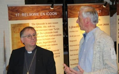 Bisschop bezoekt tentoonstelling Lijkwade van Turijn in parochiekerk